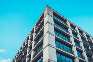 Mavi gökyüzünün altındaki dikdörtgen modern yerleşim evleri mimari tasarım çizgilerinin düşük açılı görüntüsü