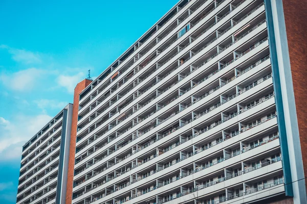 Vista Bajo Ángulo Gran Complejo Apartamentos Ladrillo Hormigón Con Balcones — Foto de Stock