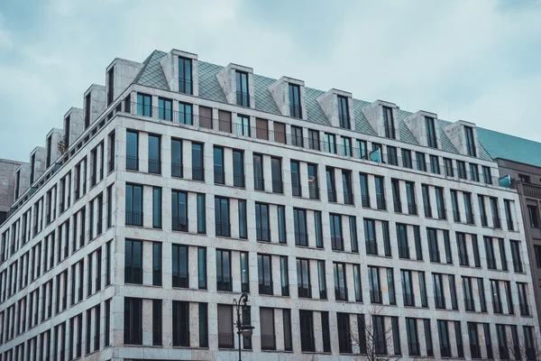 Vue Angle Immeuble Moderne Avec Plusieurs Rangées Fenêtres Par Une — Photo
