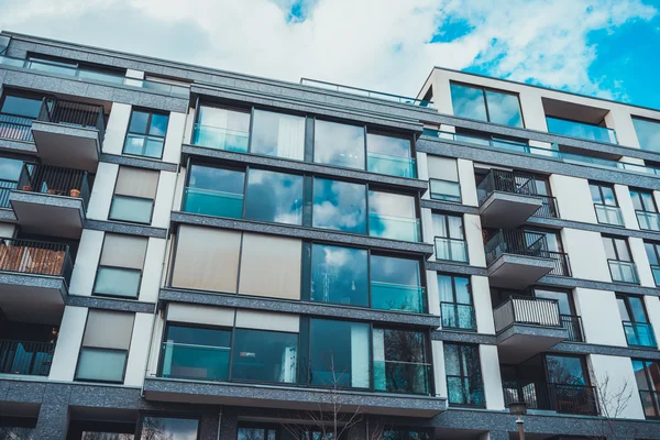 Vista Ángulo Bajo Exterior Grandes Ventanas Reflectantes Apartamentos Estilo Moderno —  Fotos de Stock