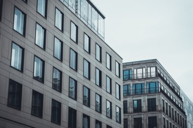 Bulutlar Günü 'nde Şehir Mahallesi' nde Düşük Açı Dış Görünüm Modern Düşük Yükselen Ticari Ofis Binaları ve Konut Apartmanları