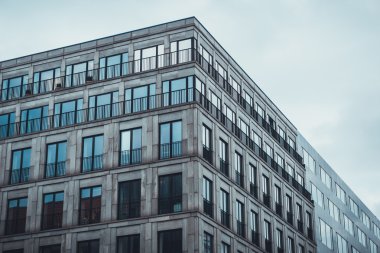 Düşük Açı Mimarisi Modern Düşük Yükselen Konut Apartmanı ya da Şehir Merkezindeki Kaygan Cam Kapılı Daire Bulutlu Gökyüzü