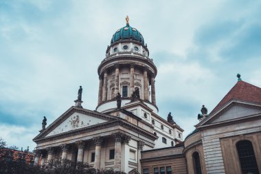 Almanya 'da Bulutlu Fırtına Bulutları Günü' nde Kubbe ve Altın Heykellerle süslenmiş Tarihi Tarihi Katedral Cephesi 'nin Düşük Açı Mimarisi