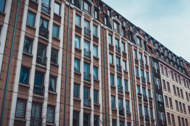 Düşük Açı Mimarisi Düşük Yükselen Kentsel Apartman Binası. Arka planda Bulutlu Gökyüzü, Berlin, Almanya