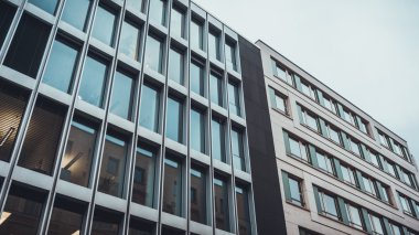 Düşük Açı Mimarisi Modern Düşük Yükselen Ticari Ofis Binası Dar Pencere Edebiyatı Berlin, Almanya 'dan ve Çerçeveli Bulutlu Gökyüzü