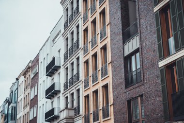 Bulutlu Gökyüzü Günü 'nde Şehir Mahallesi' ndeki Modern Row Townhouse ve Apartman Apartmanlarının Düşük Açı Mimarisi
