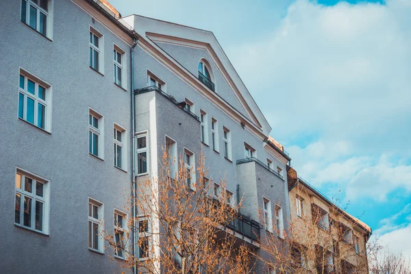 Cara Piedra Edificio Apartamentos Nueva Construcción Con Techo Inclinado Ventanas — Foto de Stock