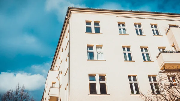 Niski Kąt Widzenia Jasnobrązowe Apartamenty Balkonami Środkowych Piętrach Pod Częściowo — Zdjęcie stockowe
