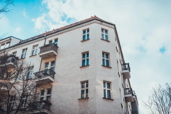 Modern Low Rise 'ın Düşük Açı Mimarisi Küçük Balkonlu Konut Binası ve Çevresi Çıplak Ağaçlar ve Bulutlu Mavi Gökyüzü ile çevrili