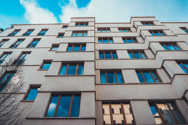 Niski Kąt Widzenia Okna Boksie Mieszkania Odbiciami Błękitnego Nieba Berlinie — Zdjęcie stockowe