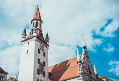 Münih 'in boyalı beyaz eski belediye binasının dikdörtgen şeklindeki kulesinin yukarıdan görünüşü