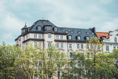 Üst klasik bina ağaç çizgisinin üstündeki tarz