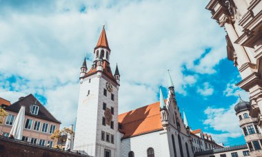 Münih'in eski Belediye Binası geniş açı görünümü