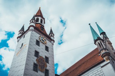 Düşük açılı görünümü üzerinde kule eski Belediye Binası, Münih