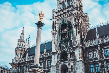 Marian Column Münih yeni Belediye Binası önünde