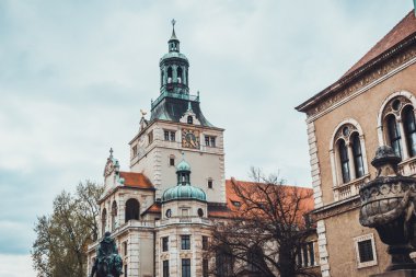 Klasik Avrupa binanın düşük açılı görünüş