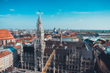 Marienplatz New City Hall ve saat kulesi