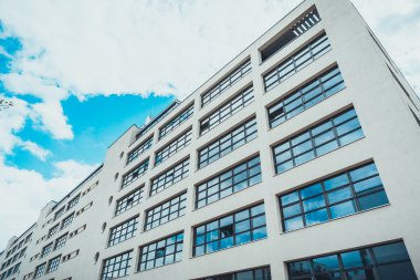 Cadde düzey görünümü modern ofis binası