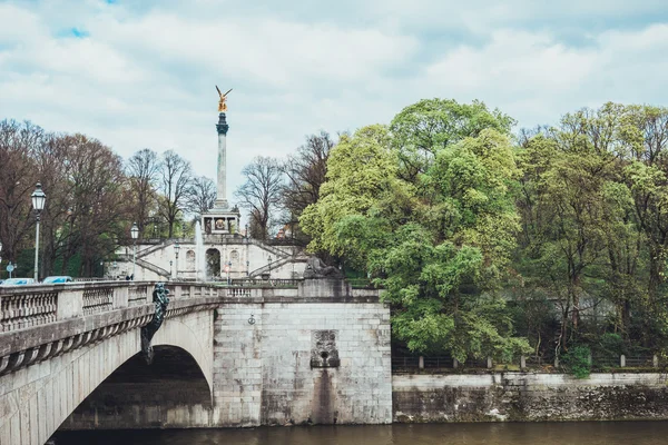 View of a river from the end of a stone bridge — Stock Photo, Image