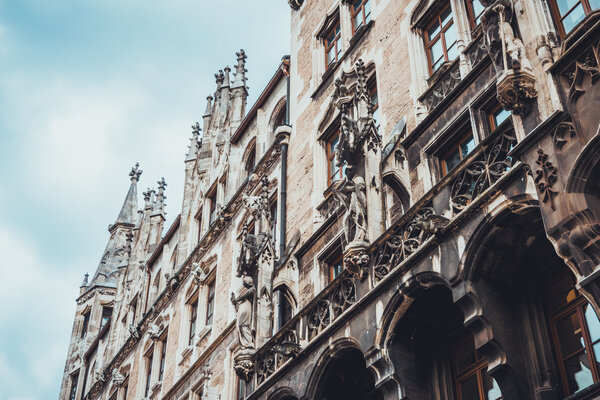 Вид сверху на старую готическую каменную архитектуру
