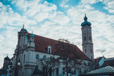 Saat Kulesi ve kutsal ruh kilise çatı