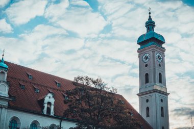 Saat Kulesi ve kutsal ruh kilise çatı
