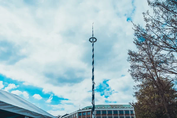 Famosa Maypole di Monaco con ghirlanda vicino agli alberi — Foto Stock