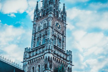 Kule ve yeni Belediye Binası içinde Marienplatz yerleştirilir