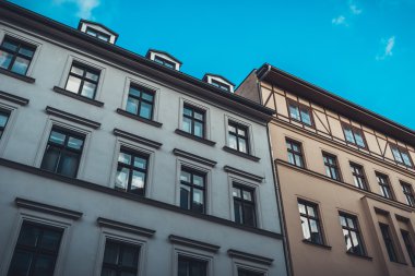 Beyaz ve turuncu cephe ile küçük evler