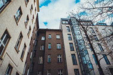 veranda düşük açılı görünümü ve sarı ve kahverengi evleri