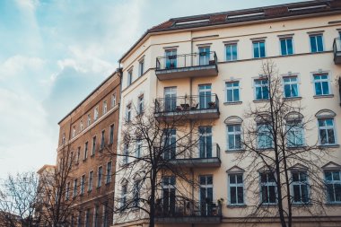 kahverengi ve sarı daire ev