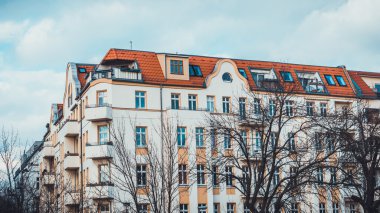 Beyaz ve turuncu cephe