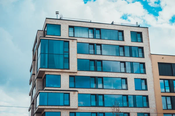 Lujosa y moderna casa de apartamentos con grandes ventanas azules —  Fotos de Stock