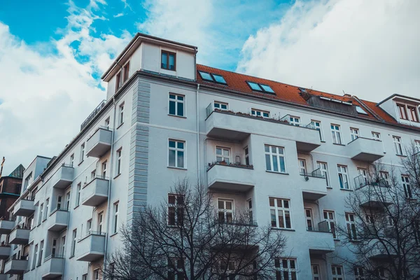 Fachada blanca con techo naranja de la casa de apartamentos — Foto de Stock