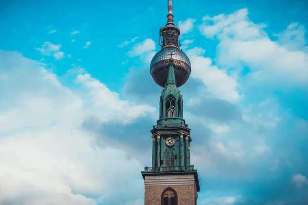 Kirche und Fernsehturm am berlin, alexanderplatz — Stockfoto