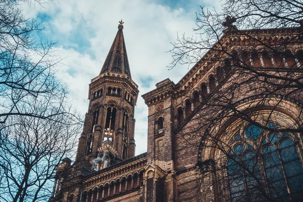 窓と塔と青空のある教会 — ストック写真
