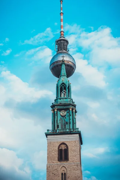 Église et tour de télévision — Photo