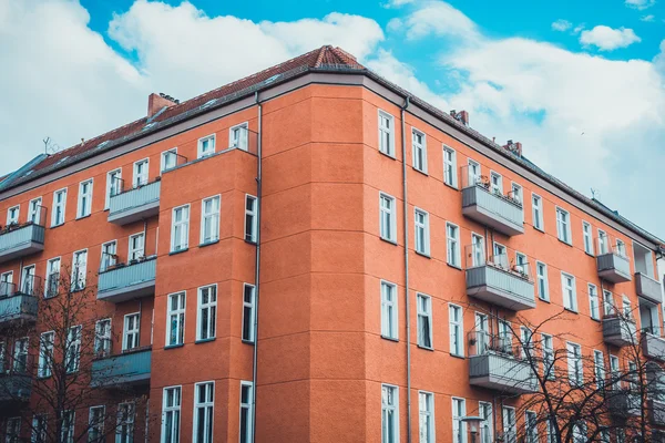 Edificio de fachada naranja con cielo azul — Foto de Stock