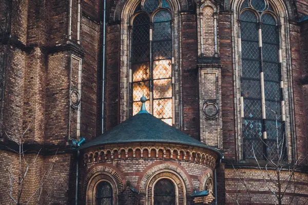 Kilisenin detaylı pencere