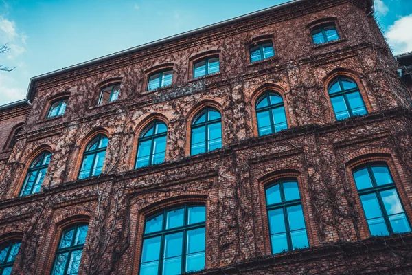 Visão detalhada de baixo ângulo da casa fachada marrom — Fotografia de Stock