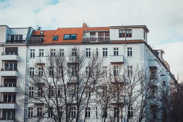 Edificio Fachada Blanca Con Tejado Naranja Berlín — Foto de Stock