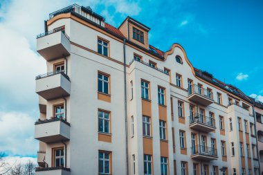 Berlin 'de beyaz ve sarı cephe