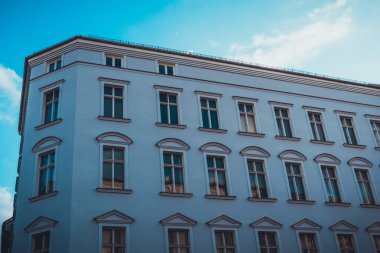 soğuk mavi renklerle ve gökyüzüyle beyaz cephe