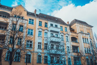 turuncu cepheli mavi gökyüzü apartman dairesi