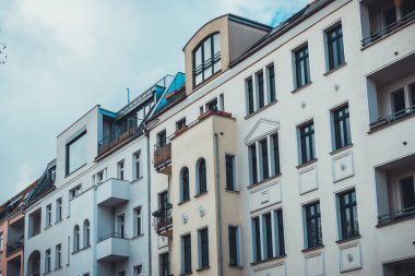 Apartman binasının beyaz ve sarı cephesi