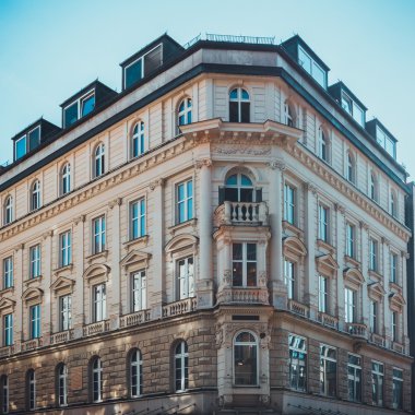 Sütunlu ve Dekoratif Cornice, Münih, Almanya 'lı Klasik Düşük Katlı Bina' nın Mimari Dış Bölümü