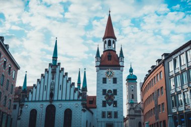 Tarihi belediye binası Marienplatz, Münih, Almanya 'nın Gotik cephesi, popüler bir turizm merkezi ve tarihi bir dönüm noktası.