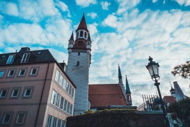 Eski Belediye Binası ve Marienplatz lamba sonrası