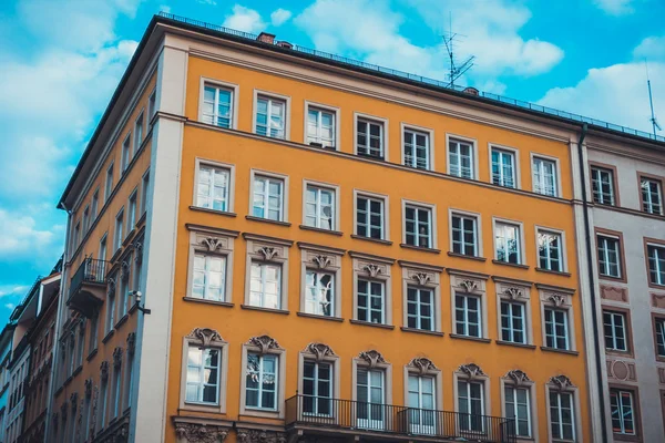Edifício Modern Yellow Low Rise em Munique, Alemanha — Fotografia de Stock