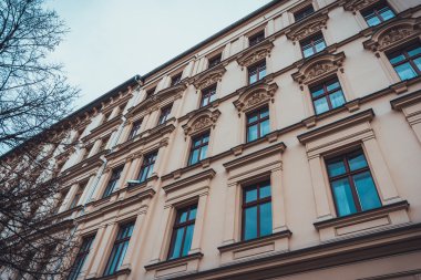 mavi pencereli dış apartmanın turuncu cephesi